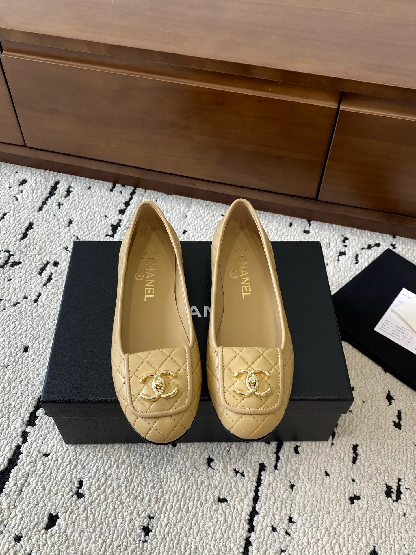 👟👟Ex-factory price 580👟👟 🍀CHANEL2025 new autumn and winter style, Mary Jane leather Chanel Xiaoxiang C home flat shoes Comfortable Mary Jane shoes Catwalk haute couture customization, simple yet sweet and playful Solid color fabric is refreshing and easy to wear Buckle design shoes are more heeling Upper: Customized sheepskin Inner foot pad: sheepskin Sole: Italian genuine leather sole Code number: 35-40 (40 customized items are non-refundable) 👉 👉